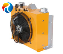 【碼頭機械】RJ357<font color='red'>油冷卻器</font> 為客戶提供貼心防腐處理